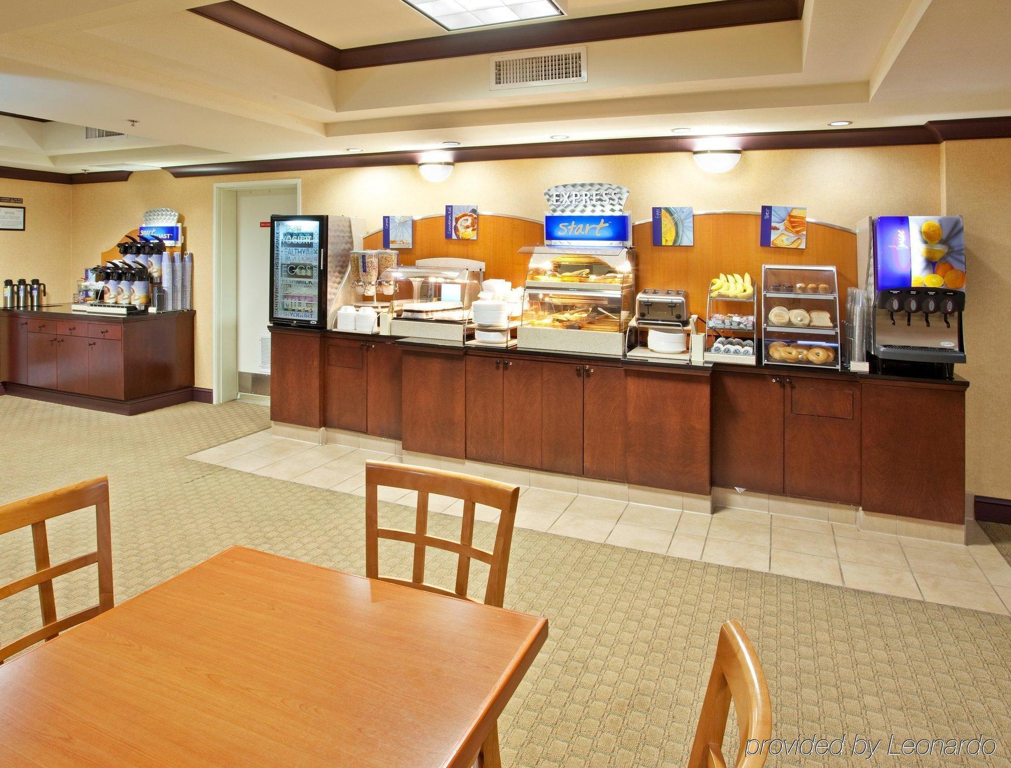 Holiday Inn Express Fresno River Park Highway 41 By Ihg Restoran gambar